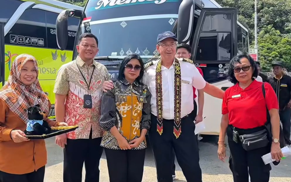 Kapal Pesiar Island Sky Sandar di Balikpapan Bawa 94 Wisatawan Inggris, Disporapar Kaltim Bidik Promosi Wisata Bahari