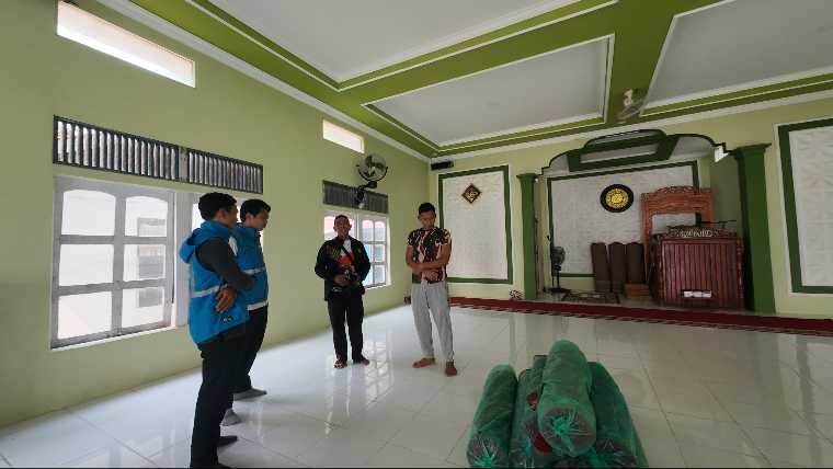 PLN IP UBP Sanggau Serahkan 40 Meter Sajadah untuk Masjid Jamiul Ikhisan di Dusun Sungai Bemban
