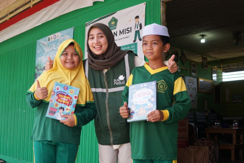 PLN UID Kalselteng Hibahkan 221 Buku Nonpelajaran ke MI Nurul Islam Gambut, Dorong Siswa Rajin Membaca