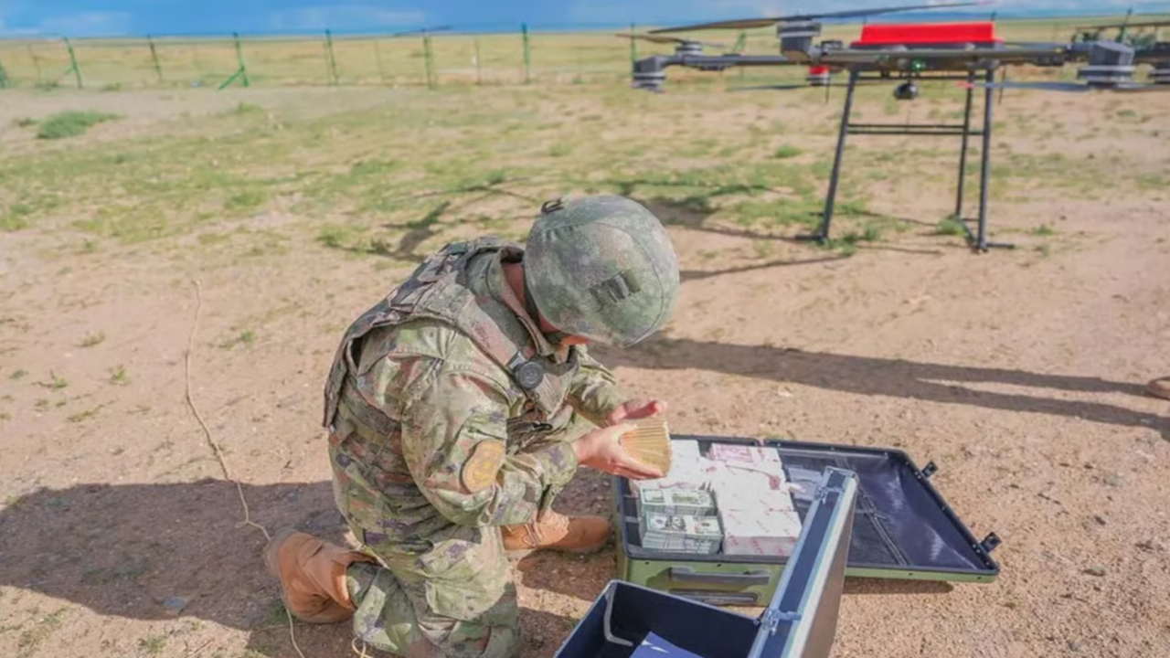 Latihan Militer China Gunakan Drone Kirim Emas Batangan dan Dolar AS untuk Simulasi Dukungan Finansial Perang