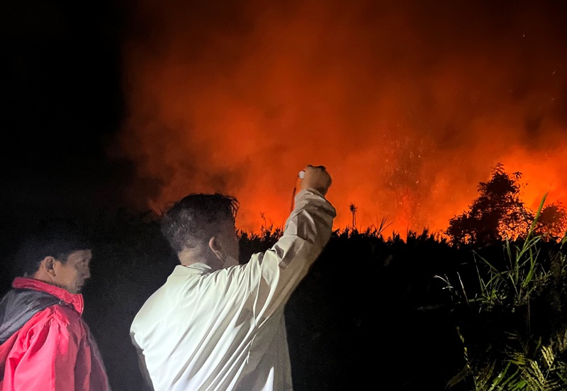 Bupati Lamandau Rizky Aditya Putra Turun ke Lokasi Karhutla di Desa Kujan, Gardu Induk PLN Dipastikan Aman