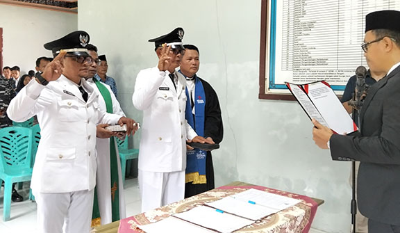 Bupati Mentawai Rinto Wardana Lantik Dua Pj Kepala Desa di Siberut Selatan, Ini Tugas Utamanya