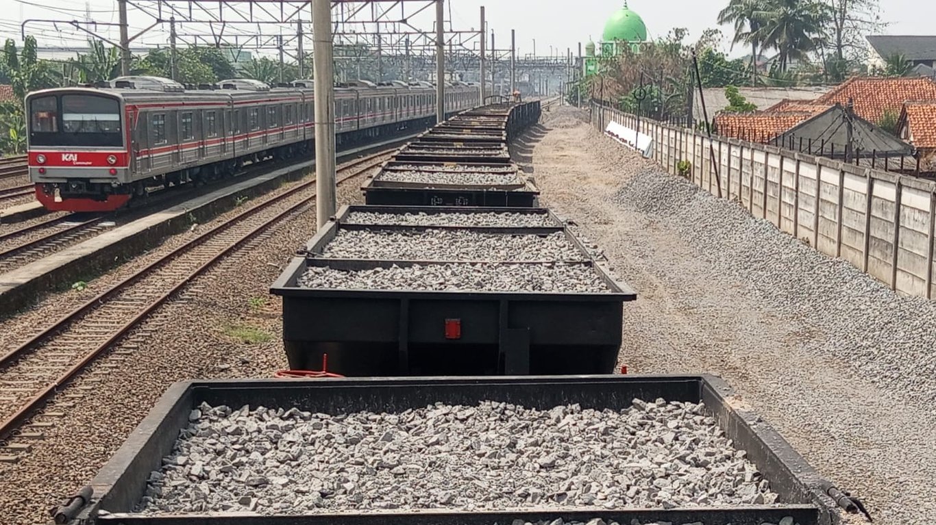 KAI Logistik Tebar 167 Ribu Meter Kubik Batu Balas di Jalur Kereta Jawa-Sumatera, Target Capai 396 Ribu