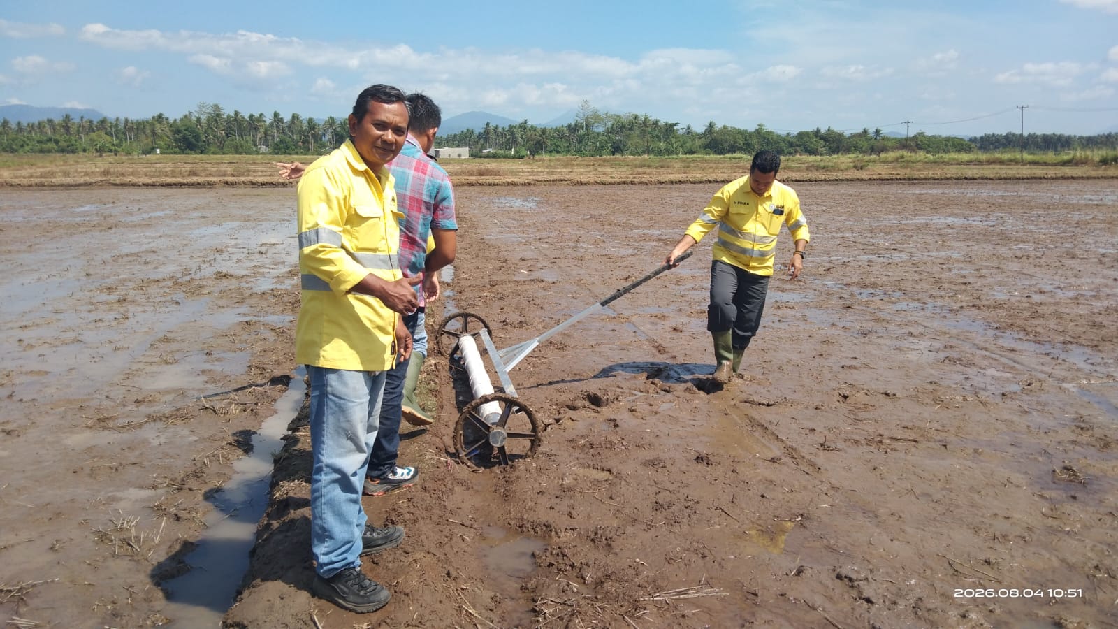 NHM Serahkan Saprodi ke Petani Kao Barat, Target Produksi Padi 10 Ton per Hektare