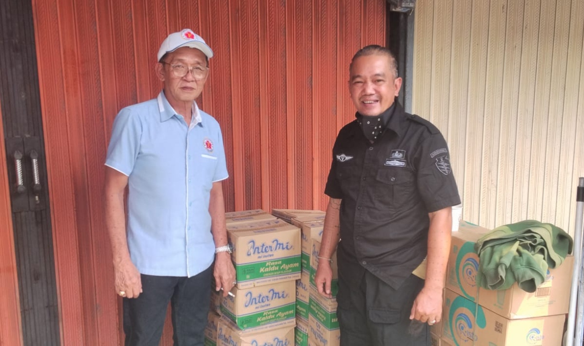 Kades Anjungan Dalam Andi Wiyata Serahkan Bantuan Mi Instan untuk 50 Korban Kebakaran Pasar Sungai Duri di Bengkayang