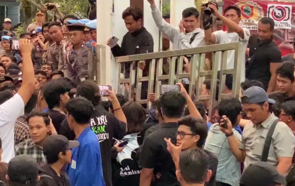 Aksi BEM Se-Kalsel Ricuh di Depan Rumah Banjar, Pagar Copot dan Mahasiswa Pingsan saat Dorong-Dorongan dengan Polisi