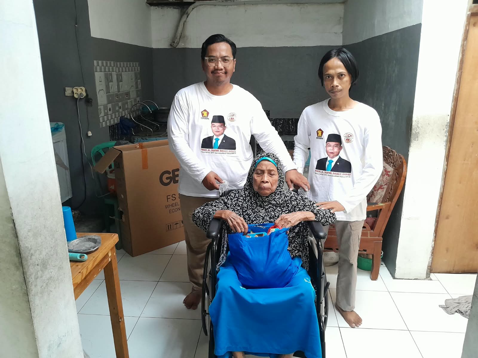 Sufmi Dasco Salurkan Kursi Roda untuk Dua Lansia Disabilitas di Kota dan Kabupaten Tangerang
