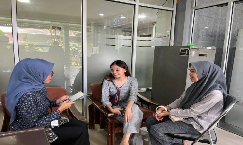 Laura Rasakan Langsung Manfaat JKN saat Dampingi Ibu Dirawat di RSAM Bukittinggi, Biaya Tak Jadi Beban