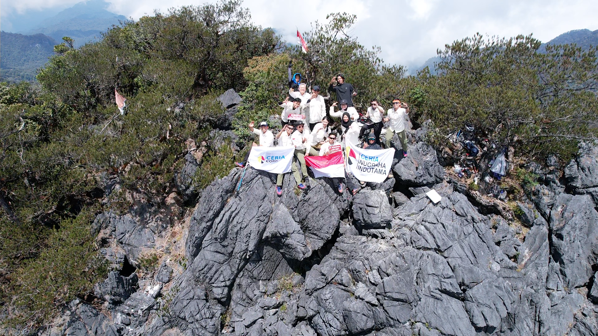 Ceria Corp Tanamkan Bendera Merah Putih di Puncak Mekongga 2.620 Mdpl, Rayakan HUT RI ke-81 dengan Ekspedisi dan Bakti Sosial