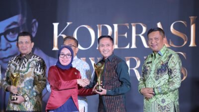 Wali Kota Palembang Ratu Dewa Raih Penghargaan Bakti Koperasi Nayaka Mahambara dari Menteri Koperasi, Didedikasikan untuk Warga