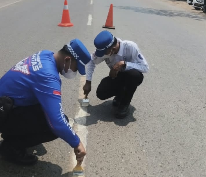Satlantas Polres Tanah Laut Bagikan Masker dan Cat Ulang Median Jalan Antisipasi Kabut Asap Karhutla di Bati-Bati