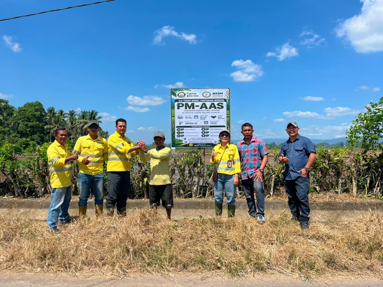 NHM Serahkan Sarana Pertanian ke Petani Kao Barat, Target Produktivitas Padi 10 Ton per Hektare