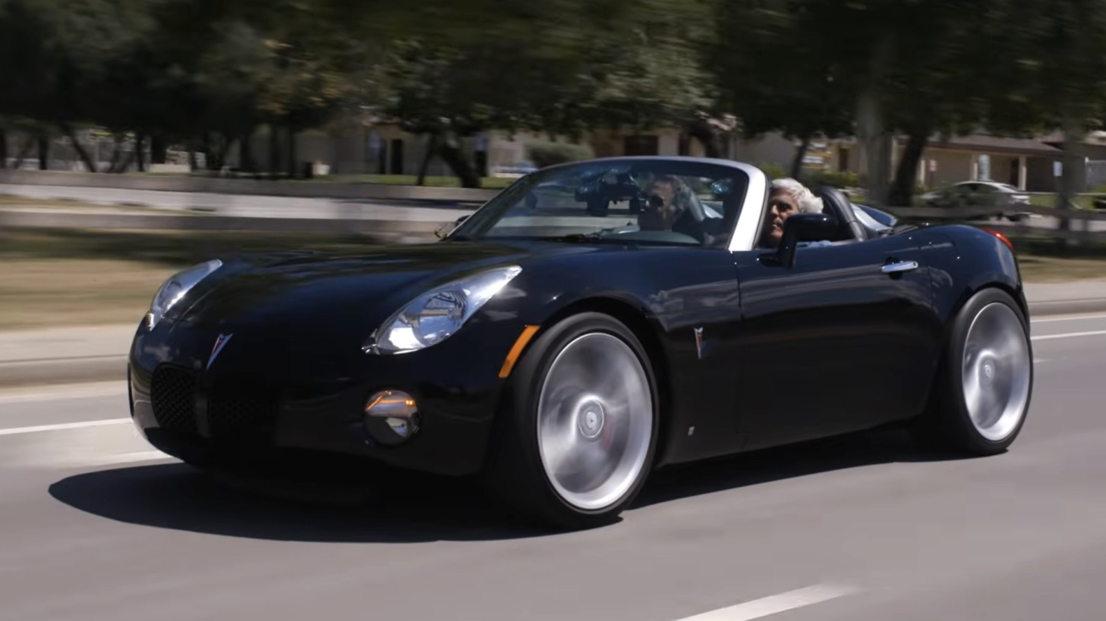 Desainer Tesla Pamer Solstice V8 400 HP Andalan Bob Lutz di Garasi Jay Leno