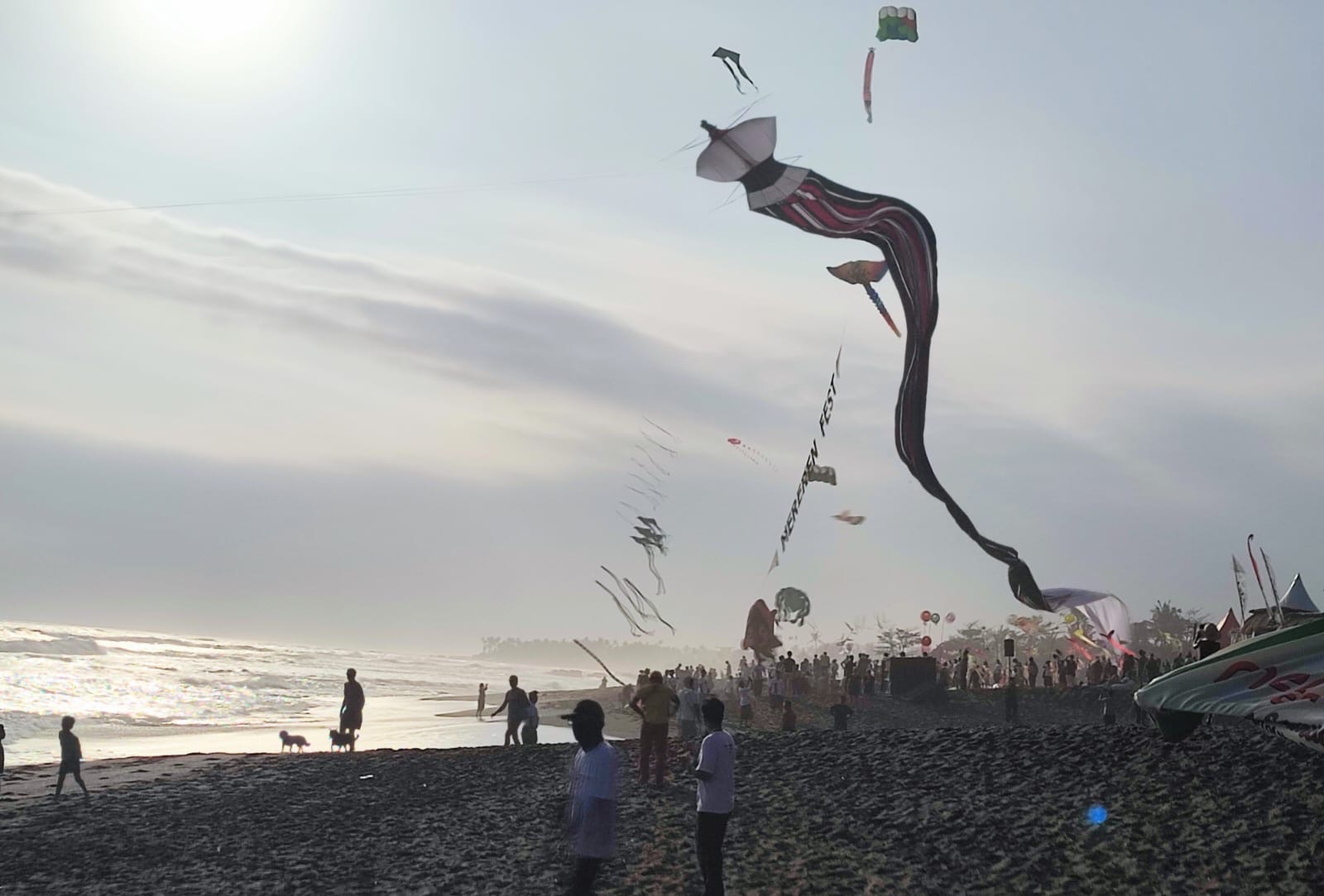 Delapan Negara Meriahkan Mereren Festival 2026 di Pantai Pererenan Badung, Puluhan Layangan Raksasa Diterbangkan