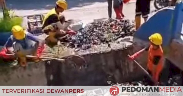 Satgas Drainase Dinas PU Makassar Keruk Sedimen dan Sampai di Jalan Arief Rahman Hakim Jelang Musim Hujan