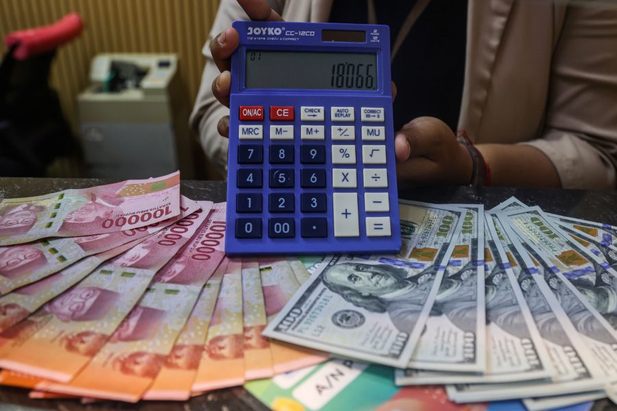 Rupiah Menguat 54 Poin ke Rp17.694, Ditopang Keputusan BI Tahan Suku Bunga