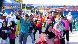 Senam Sehat di Lapangan Hang Tuah, Pemkab Lingga Padukan Kebugaran Warga dengan Cek Kesehatan Gratis dan Bansos Sembako