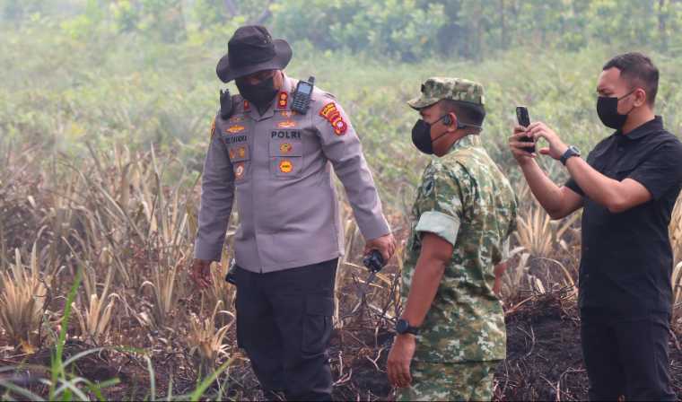 Kapolres dan Dandim Mempawah Turun ke Lokasi Karhutla di Antibar, Pastikan Pemadaman Tak Meluas ke Pemukiman