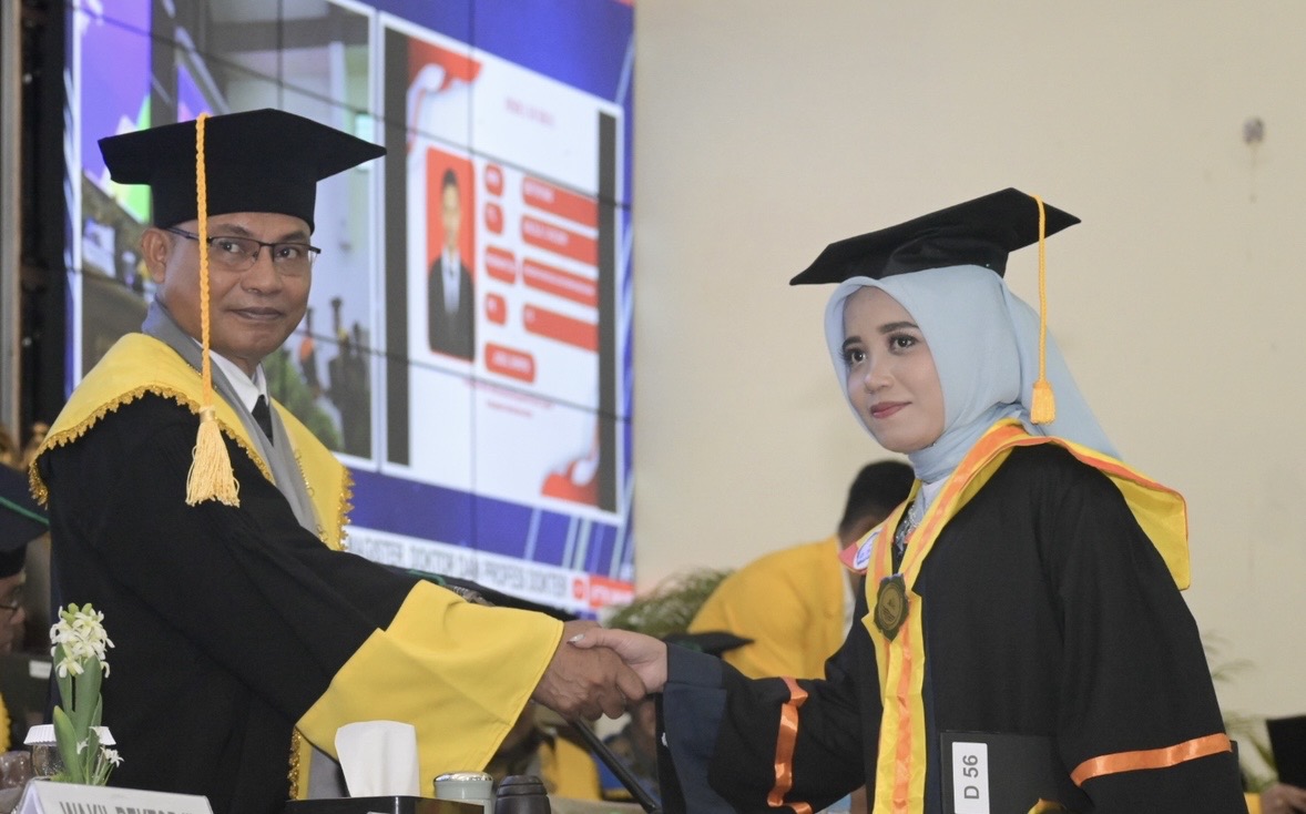 Rektor Unkhair Wisuda 856 Lulusan di Ternate, Tekankan Ciptakan Peluang dan Integritas Pengabdian