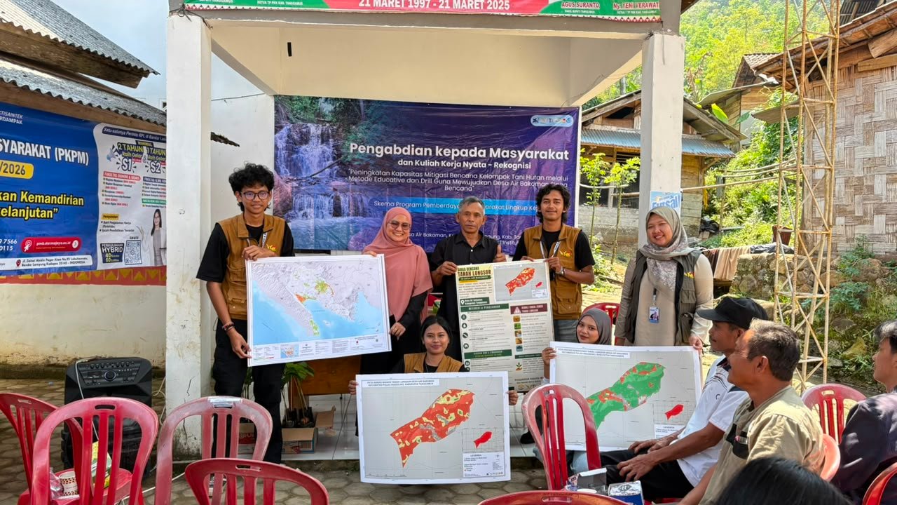 Tim Dosen Rekayasa Kehutanan ITERA Latih 30 Petani Hutan di Tanggamus Simulasi Hadapi Longsor