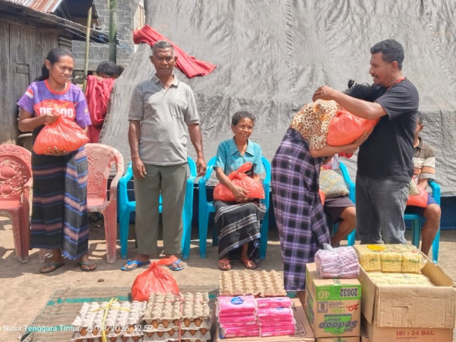 Anggota DPRD Nagekeo Yosua Aurelius Mona Sisir Desa Pelosok Mauponggo Salurkan Bantuan Sembako untuk Korban Gempa