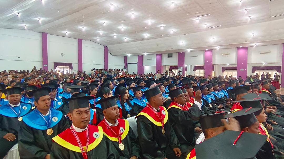Wisuda II UNCRI di Manokwari Kukuhkan 132 Lulusan, 86 dari Fakultas Ekonomi dan Bisnis