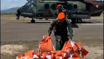 TNI AU Kerahkan Helikopter Caracal Angkut Logistik ke Reok dan Nagekeo