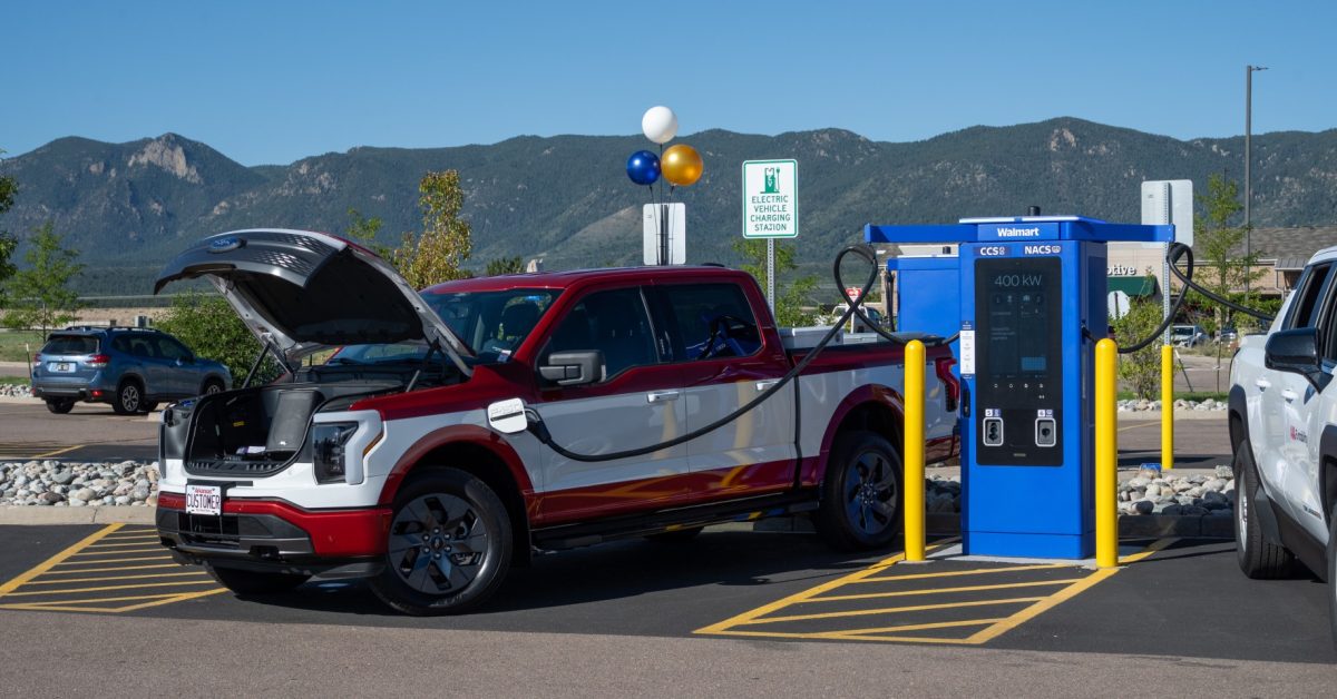 Jaringan Charger Mobil Listrik Walmart Capai 100 Lokasi, Daya Maksimal 400 kW