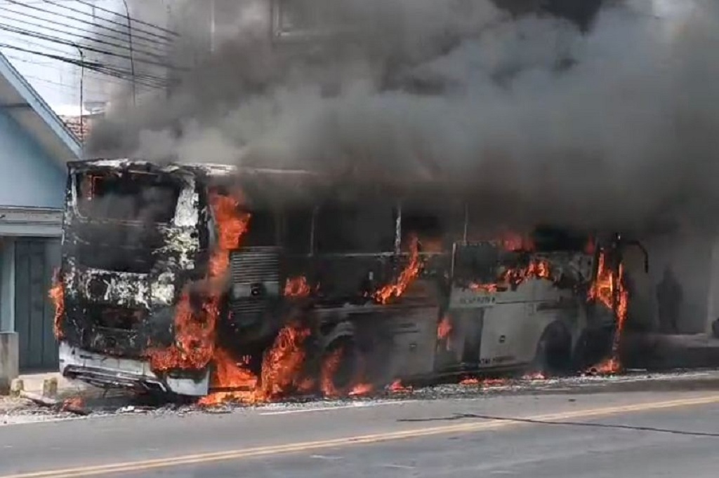 Bus Eka Terbakar di Madiun-Surabaya, Jalur Utama Lumpuh Total dan Kabel PLN Ikut Putus