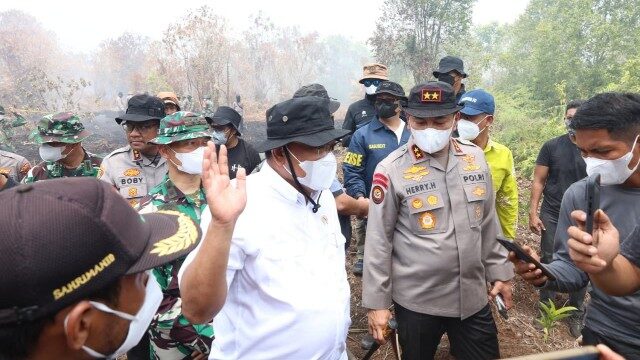 Menteri LH dan Guru Besar IPB Turun ke TKP Karhutla Kampar, Polda Riau Pamerkan Sistem Data 7.349 Titik
