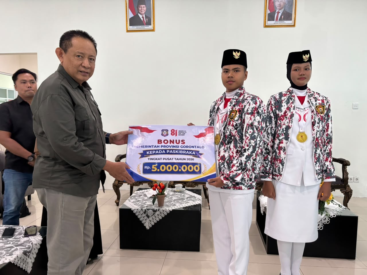 Gubernur Gorontalo Gusnar Ismail Beri Bonus Rp 5 Juta untuk Dua Paskibraka Usai Bertugas di Istana Negara