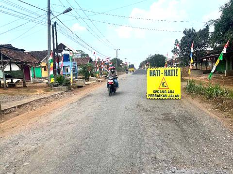 Protes Debu Proyek Jalan Bumi Jawa–Tanjung Kesuma, Warga Pasang Plang: 