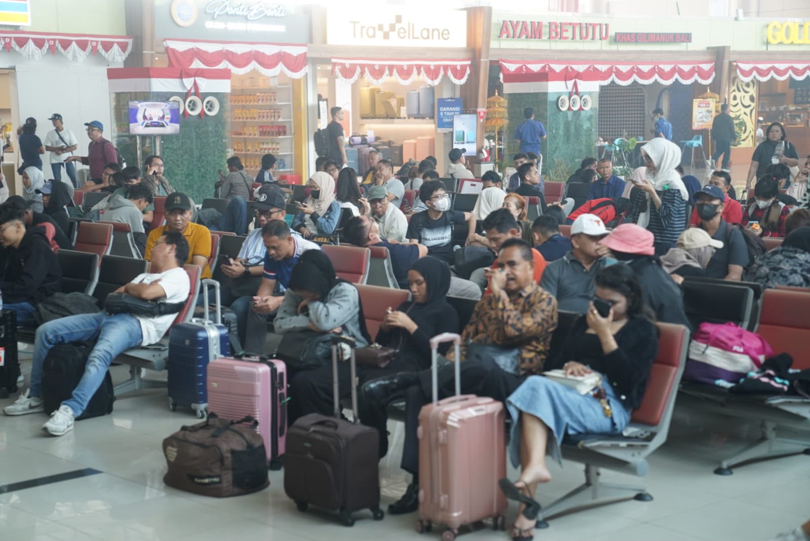 Kabut Asap Karhutla Turunkan Jarak Pandang di Bawah 1.000 Meter, 15 Penerbangan dari Bandara Supadio Pontianak Delay