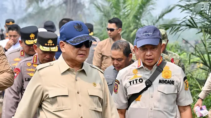 Presiden Prabowo Tinjau Langsung Karhutla di Kubu Raya, Tito Karnavian Ikut Mendampingi