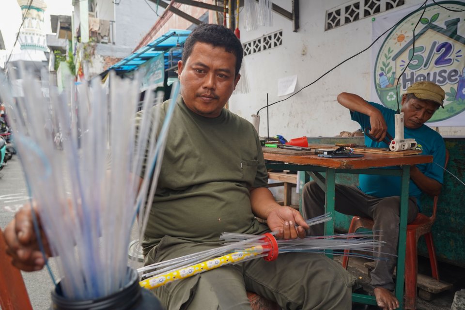 Warga Petukangan Sulap Botol Plastik Bekas Jadi Sapu Lidi, Omzet Capai Rp 1,75 Juta per Bulan