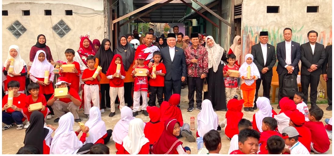 Timbalan Menteri Pendidikan Brunei Dato Dr. Haji Norarfan Bagikan Hadiah Lomba HUT RI di MI Mas'udi Pontianak