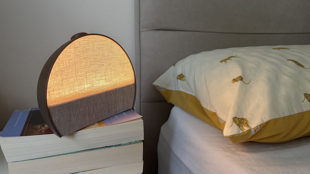 Review Hatch Sleep Clock: Jam Alarm Sunrise dengan Sleep Tracker Tanpa Wearable