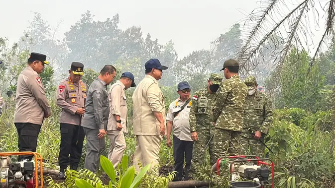 Prabowo Tinjau Karhutla Kalbar Tanpa Masker, 198 Hotspot Terdeteksi di Tengah Kabut Asap