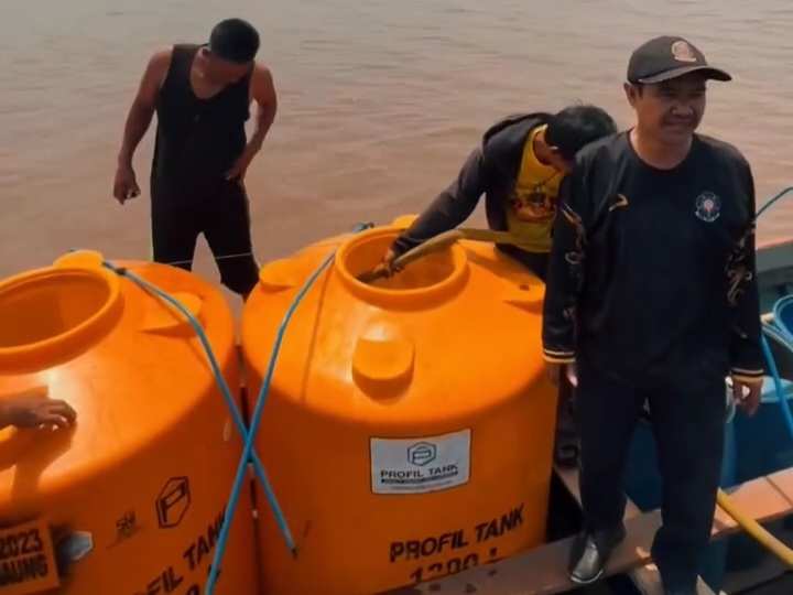 Krisis Air Bersih di Pulau Hanaut, Pemkab Kotim Kirim 9.000 Liter Air Bersih Seberangi Sungai Mentaya