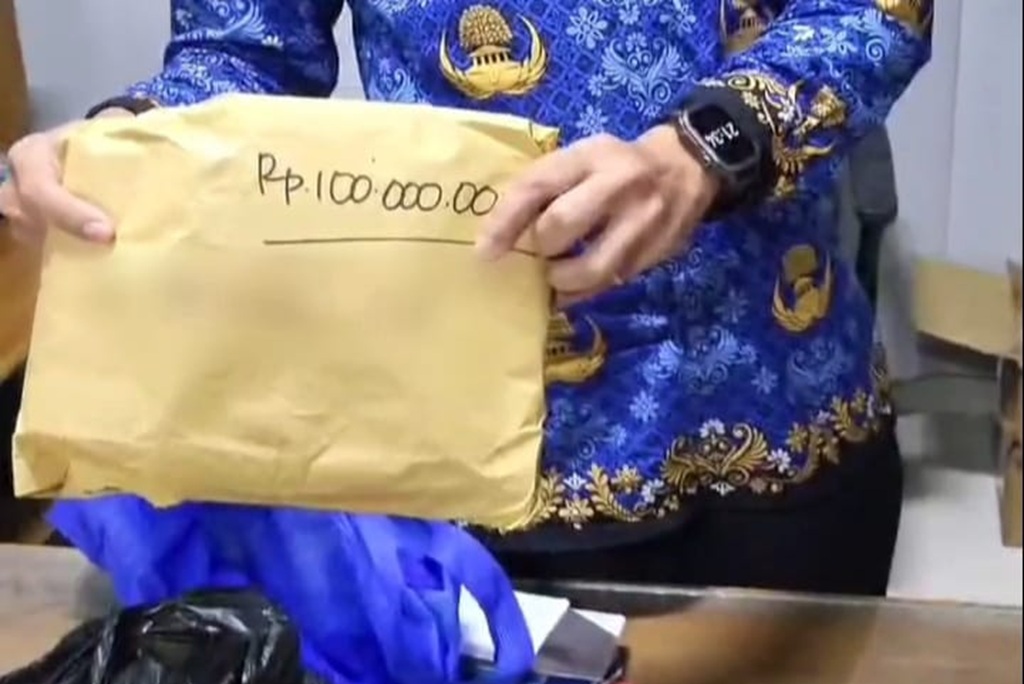 KPK Ungkap Video OTT Rektor Unsoed, Rp665 Juta Disimpan dalam Amplop di Laci Meja