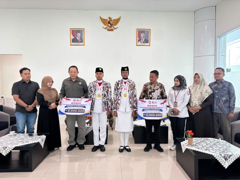 Gubernur Gorontalo Gusnar Ismail Beri Bonus Rp 5 Juta untuk Dua Paskibraka Nasional Usai Bertugas di Istana Negara