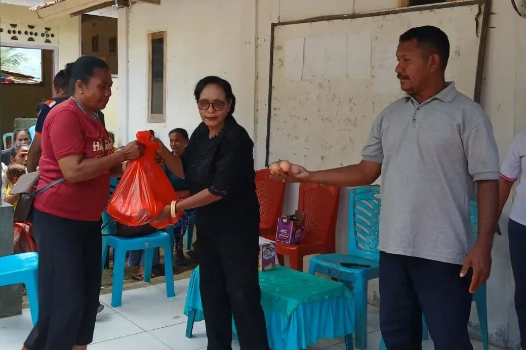 Perindo Sikka Salurkan 1 Ton Beras untuk Korban Gempa Desa Gera, NTT