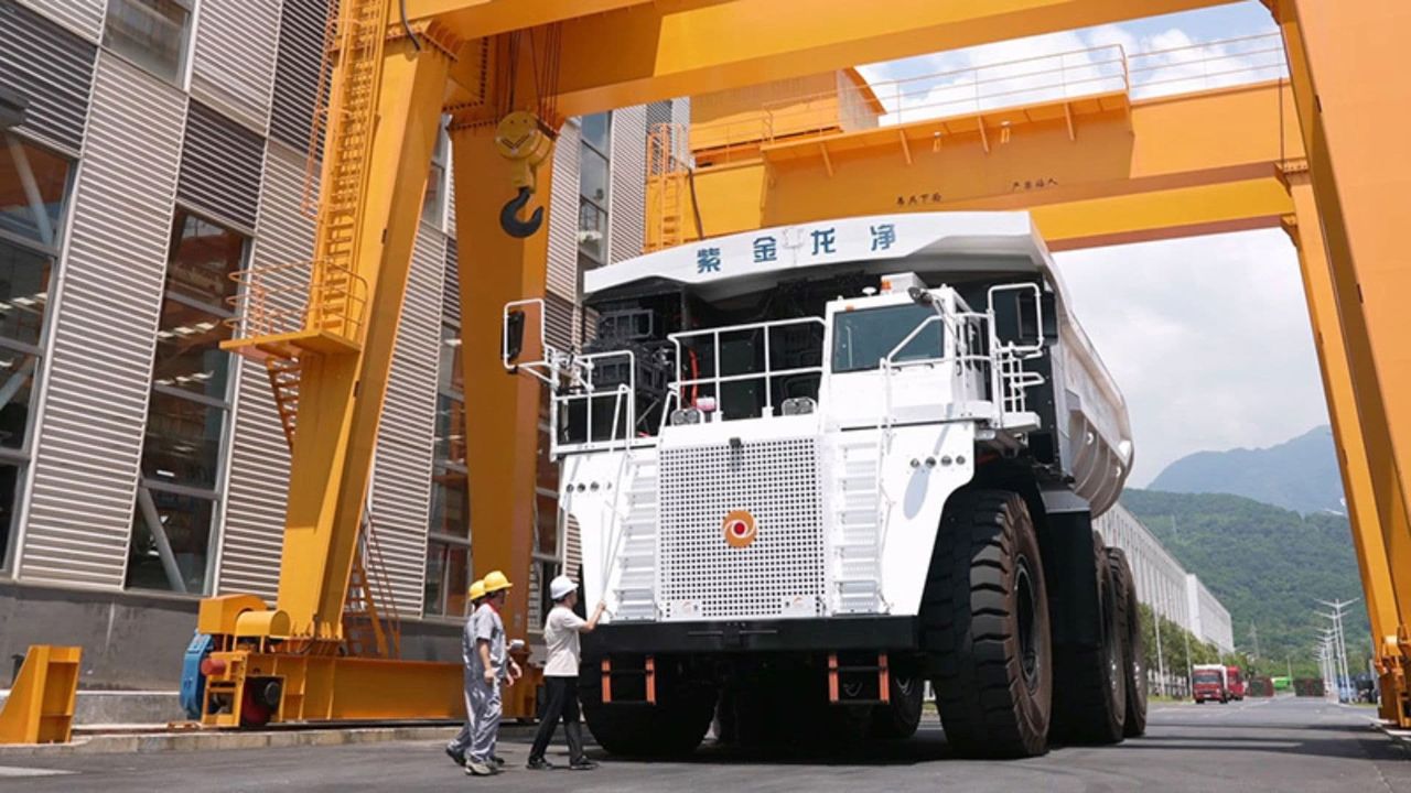 Longking ZL230E, Truk Tambang Listrik 350 Ton dengan Baterai 1.400 kWh dan Charging 25 Menit