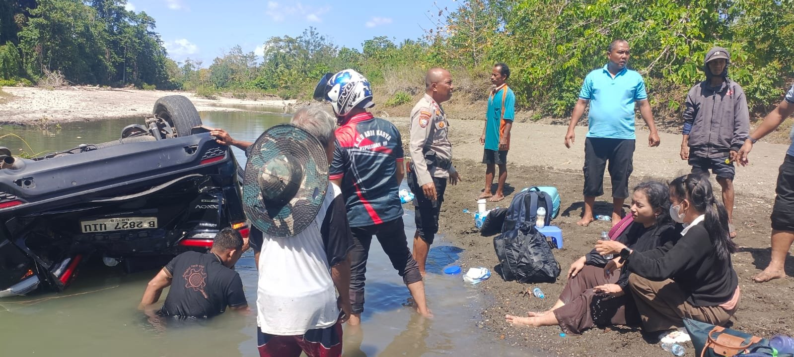 Empat Penumpang Minibus Luka-luka Usai Mobil Hilang Kendali dan Terjun ke Sungai di Tikungan Poros Maligano-Labuan, Muna