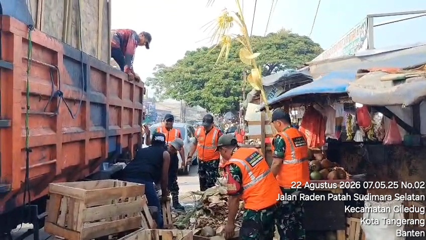 Koramil 04/Ciledug dan Warga Gotong Royong Bersihkan Tumpukan Sampah di Pasar Lembang, Dukung Penanganan Darurat Sampah Kota Tangerang
