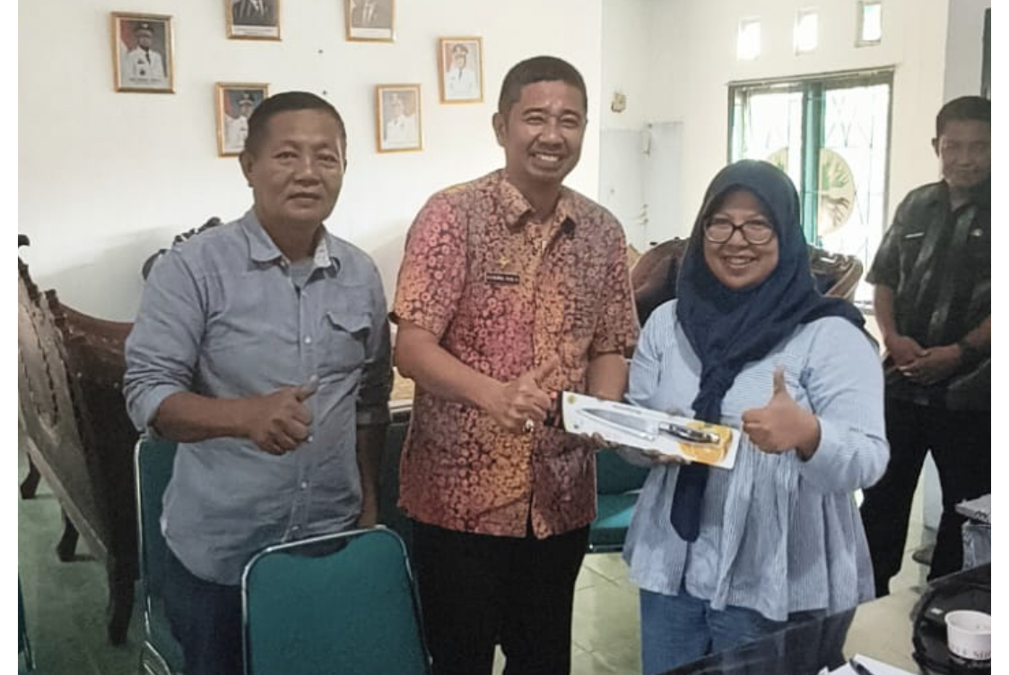 Kadis LH Wajo Beri Piso Dapur ke Konsultan Lingkungan, Simbol Gerakan Pilah Sampah dari Rumah