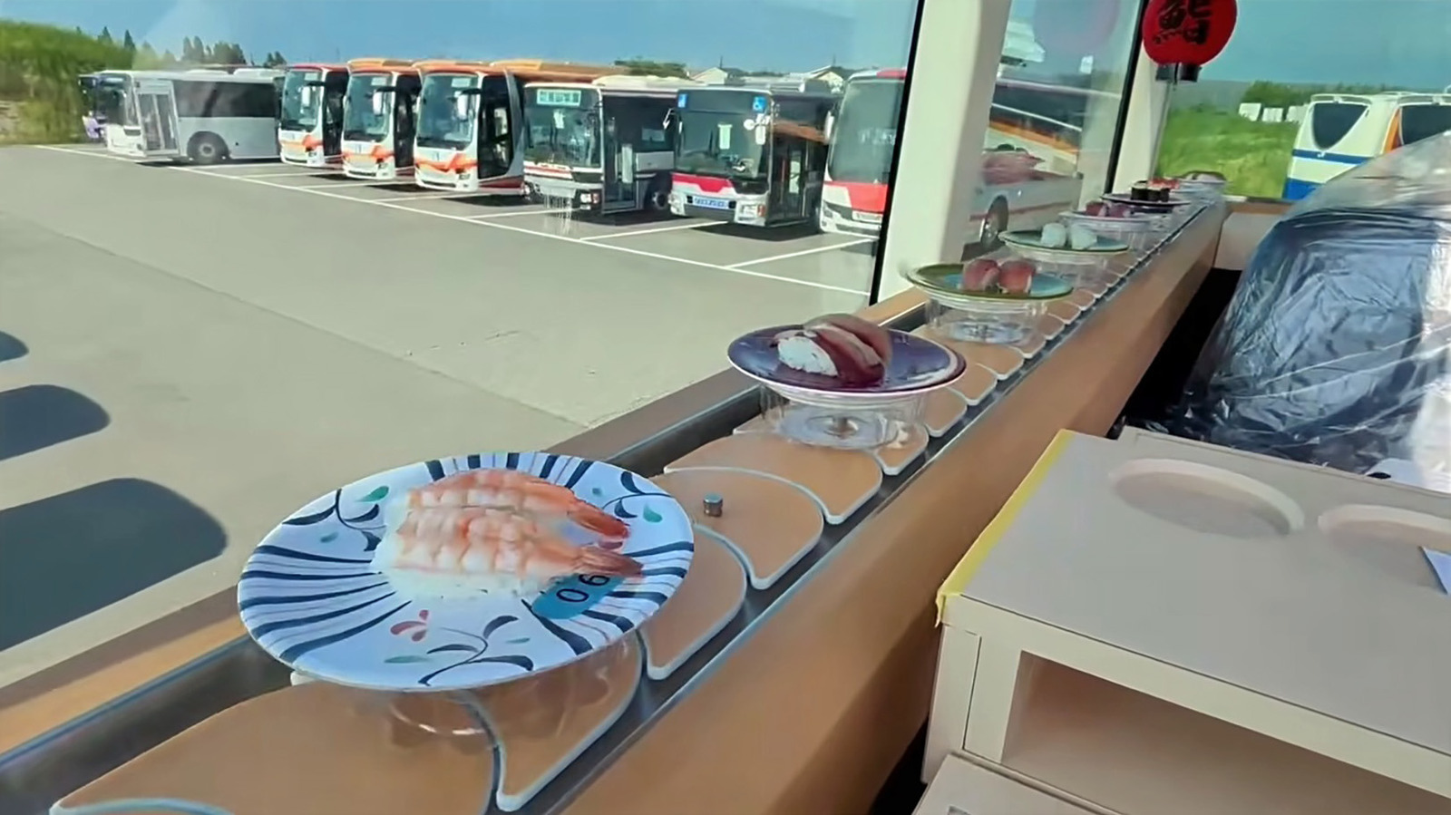 Bus Sushi Tokyo Rp 1,6 Juta Gabungkan Conveyor Belt dan Tur Keliling Kota
