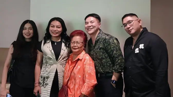 Dokumenter Reinventing Tenun: Perjalanan Wilsen Willim dari Desa Perajin ke Koleksi Couture