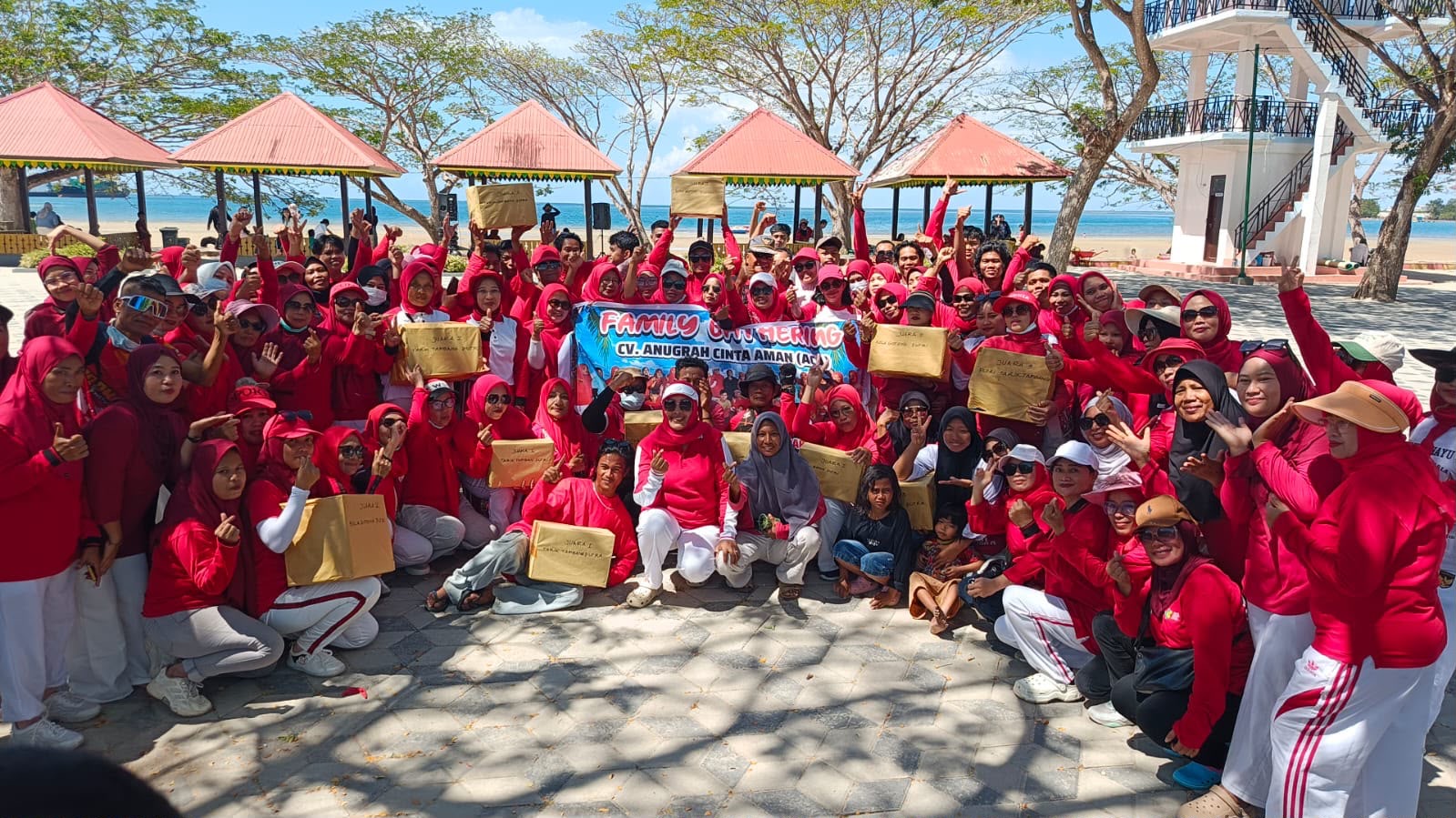 Gelar Family Gathering di Pantai Nambo, CV ACA Satukan 200 Karyawan Cleaning Service RSUD Bahteramas