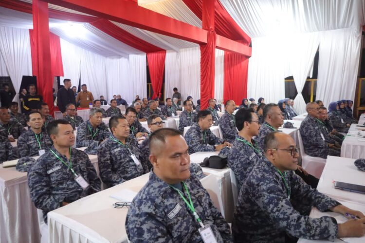 Retret Kepsek SMP se-Kuningan Pakai Seragam Loreng, Bupati: Sekolah Bukan Sekadar Bangun Tembok